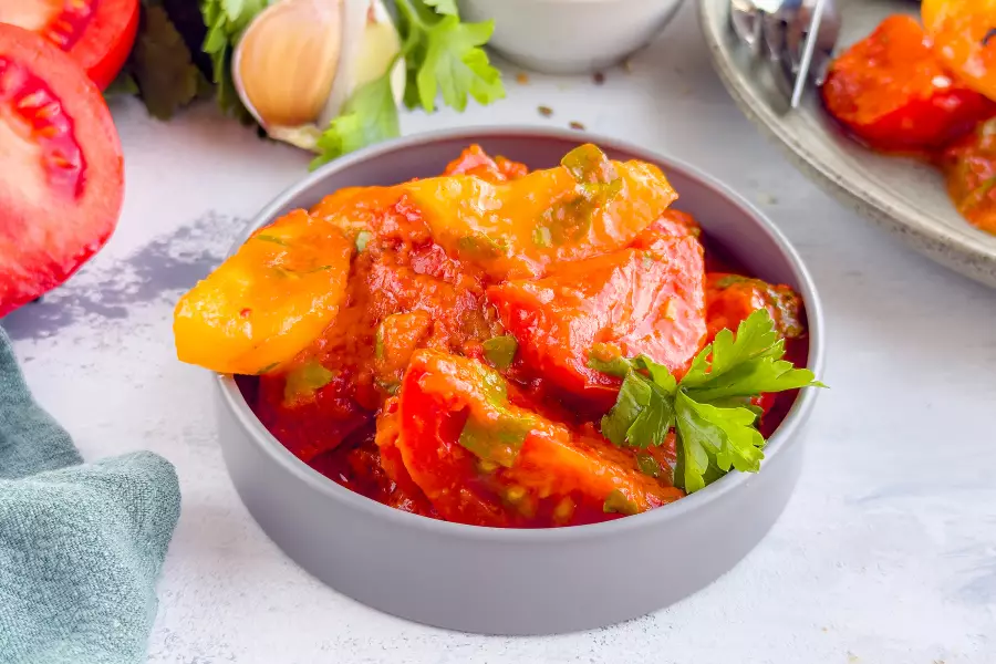 Помидоры с чесноком и перцем