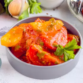Помидоры с чесноком и перцем