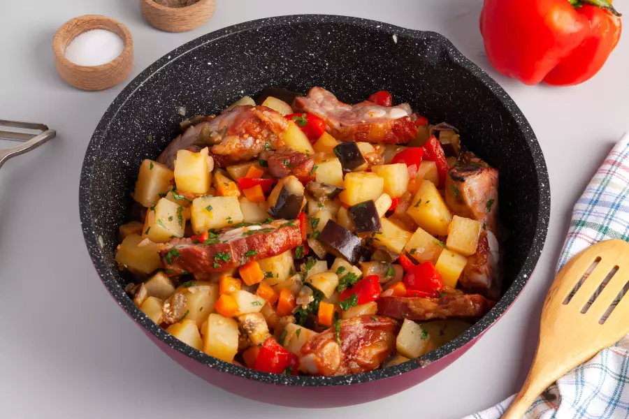 Готовое блюдо копчёные рёбра с картошкой