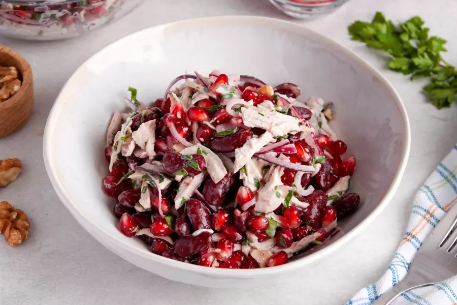 Гранатовый салат с курицей