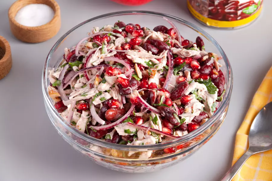 Готовое блюдо гранатовый салат с курицей