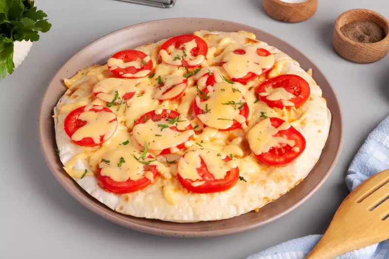 Лаваш с яйцами, помидорами и сыром
