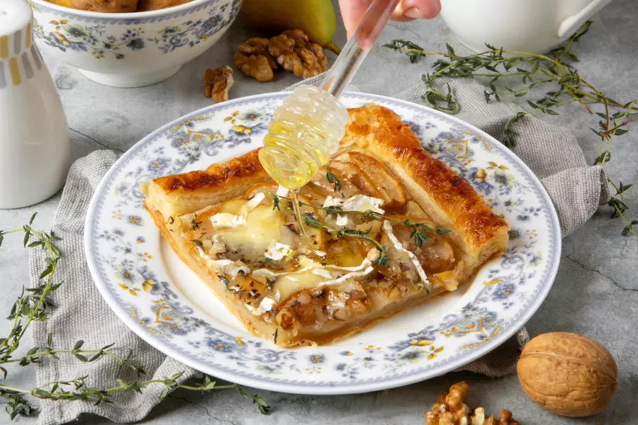 Готовое блюдо пирог с камамбером и грушей