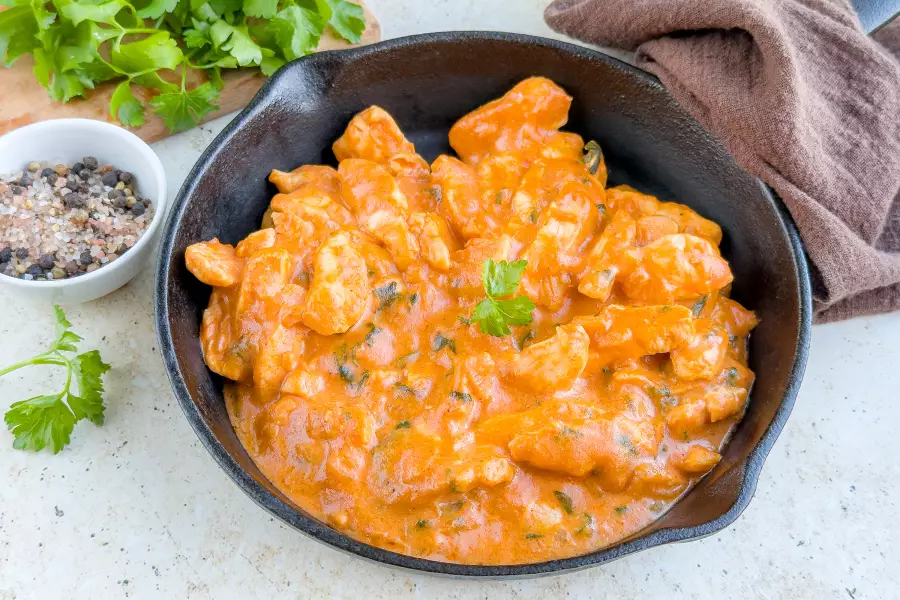 Готовое блюдо курица со сметаной и сыром