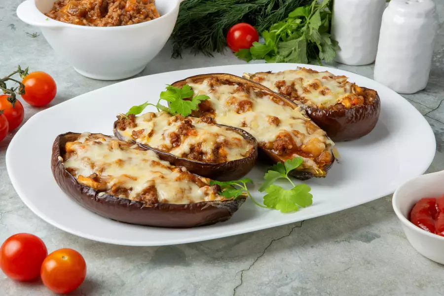 Лодочки из баклажанов с фаршем