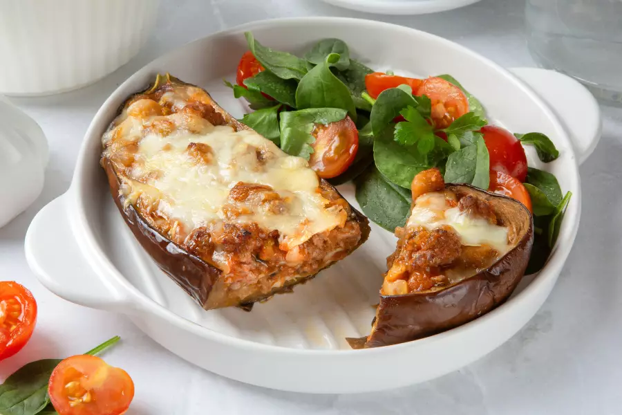 Готовое блюдо лодочки из баклажанов с фаршем