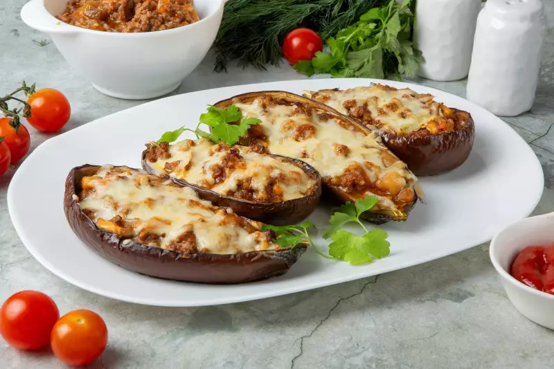 Лодочки из баклажанов с фаршем
