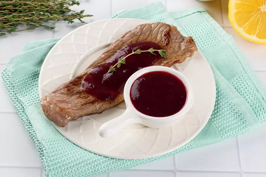 Готовое блюдо брусничный соус к мясу