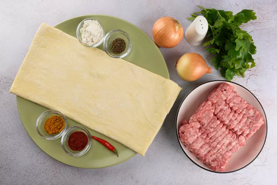 Ингредиенты для рецепта слоёный мясной пирог