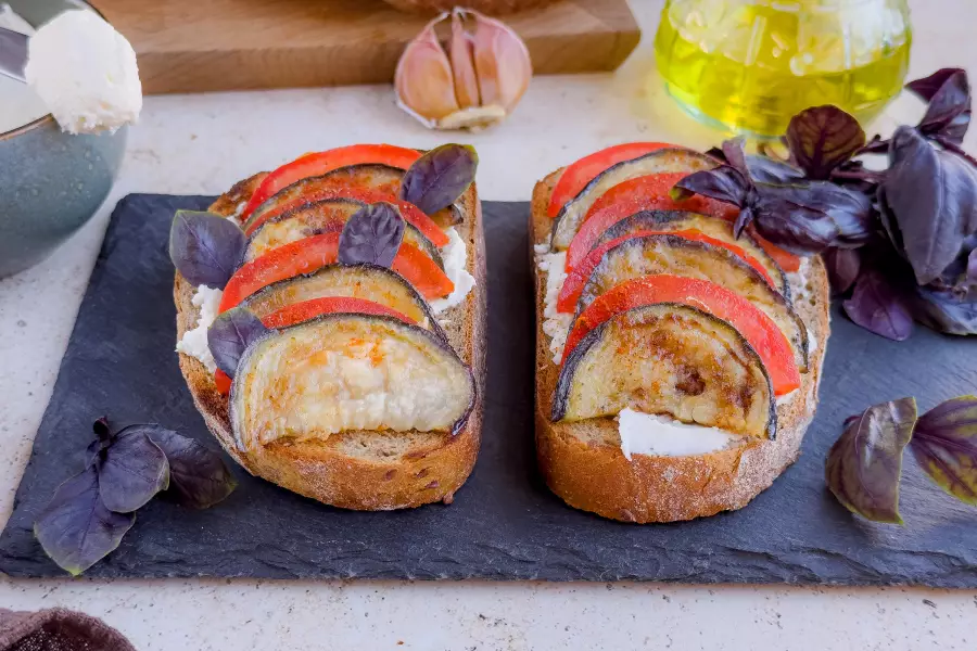 Бутерброды с баклажанами и помидорами