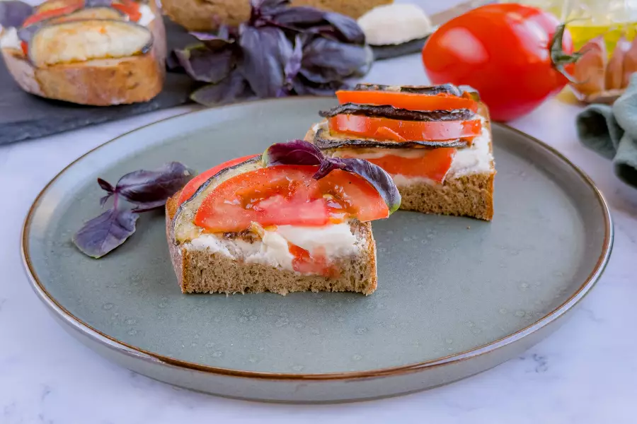 Готовое блюдо бутерброды с баклажанами и помидорами