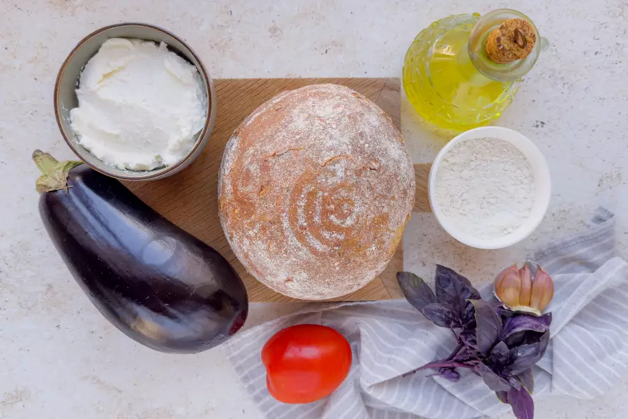 Ингредиенты для рецепта бутерброды с баклажанами и помидорами
