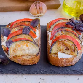 Бутерброды с баклажанами и помидорами