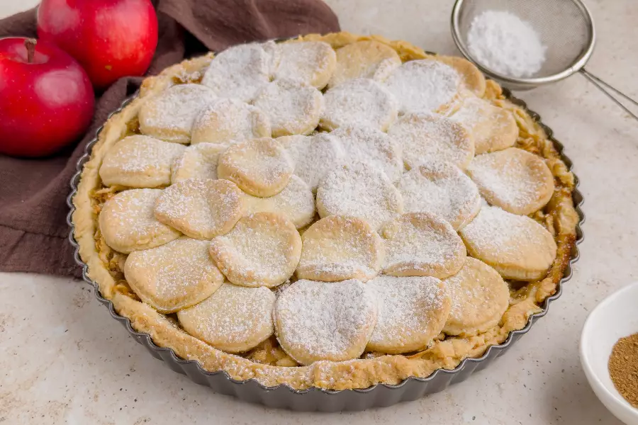 Готовое блюдо песочный пирог с яблоками