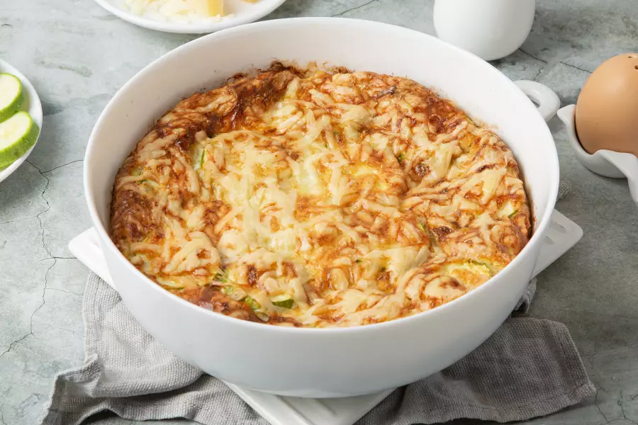 Готовое блюдо кабачки в духовке с яйцом и сыром