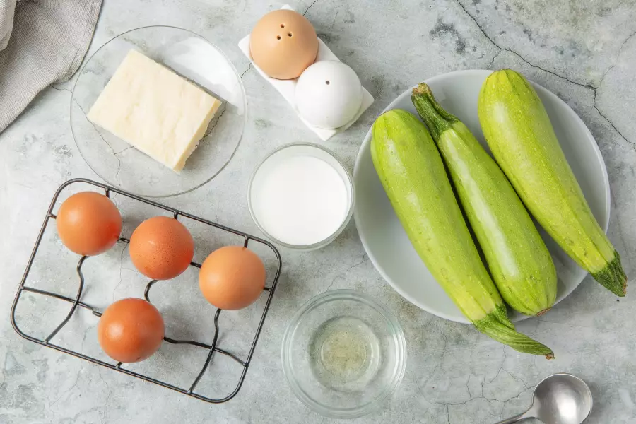 Ингредиенты для рецепта кабачки в духовке с яйцом и сыром