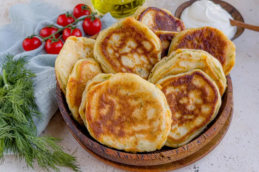 Готовое блюдо оладьи с сыром на сковороде