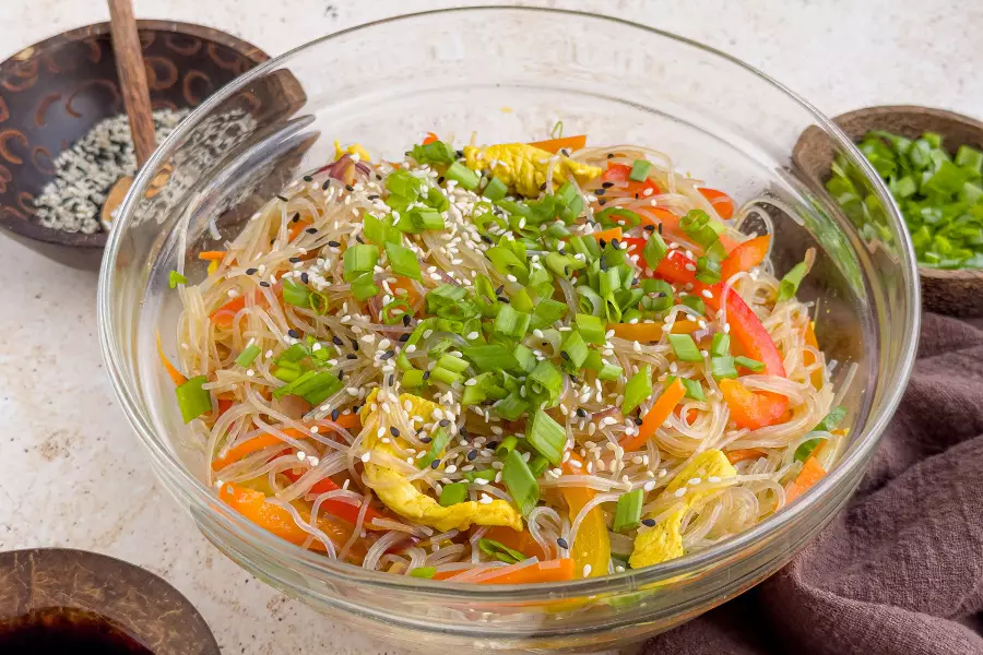 Готовое блюдо салат с фунчозой и курицей