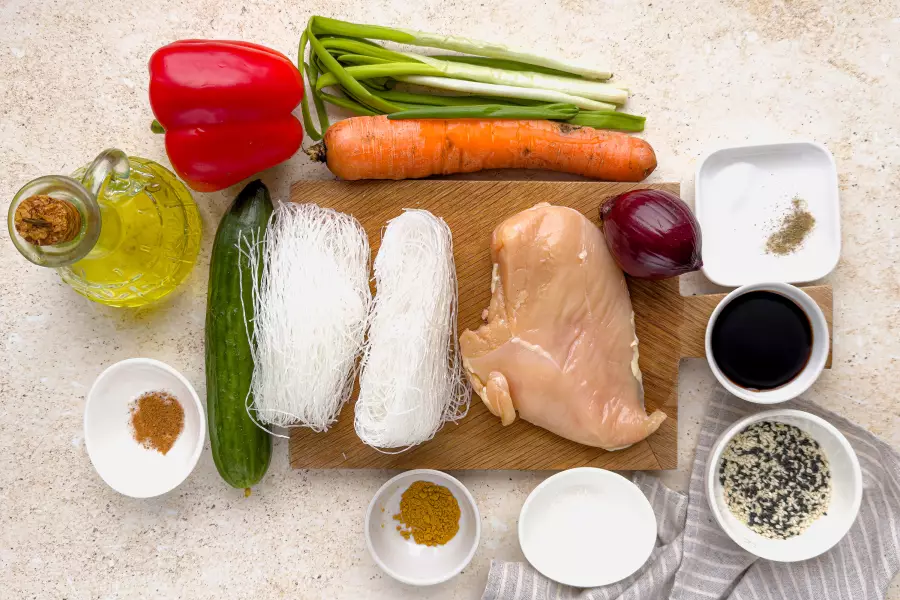 Ингредиенты для рецепта салат с фунчозой и курицей