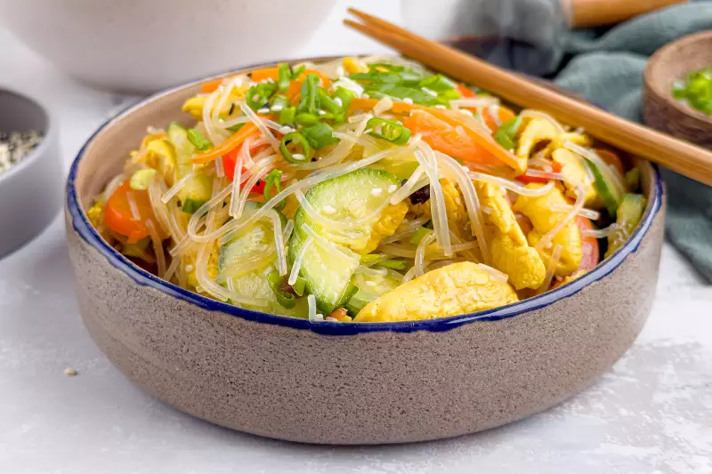 Салат с фунчозой и курицей