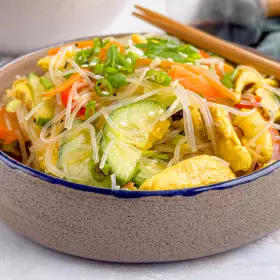 Салат с фунчозой и курицей