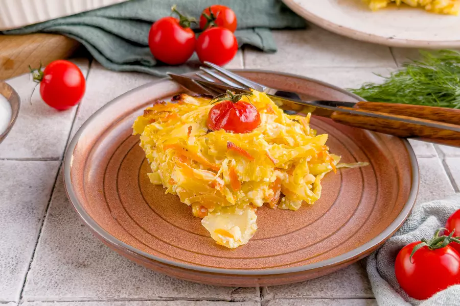 Готовое блюдо запеканка с капустой и яйцом