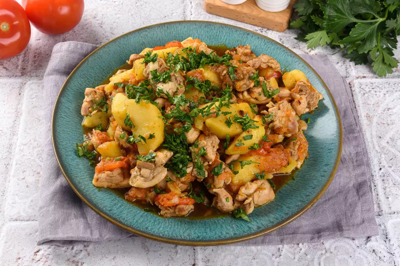 Жаркое из курицы с картошкой