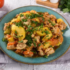 Жаркое из курицы с картошкой
