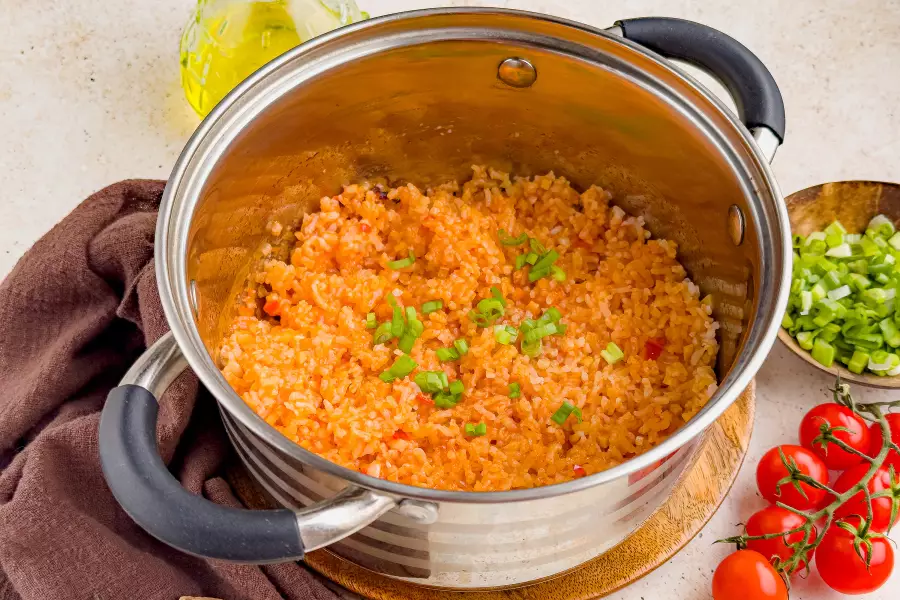 Готовое блюдо рис в томатном соусе