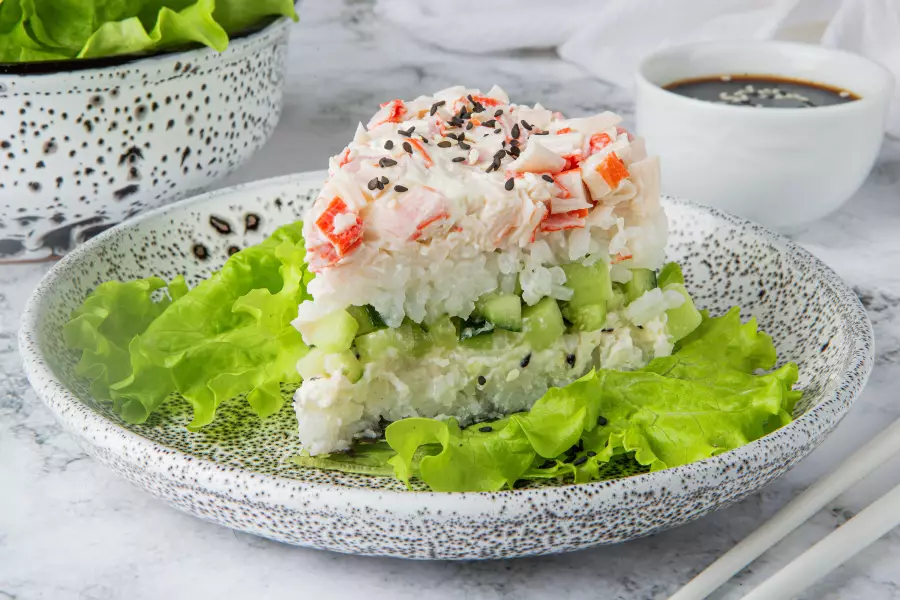 Готовое блюдо крабовый суши-торт