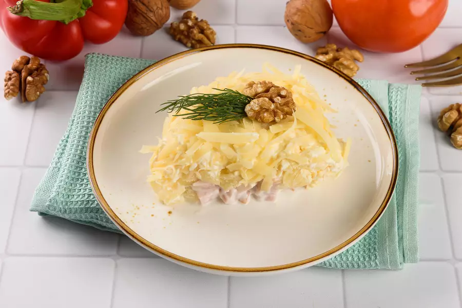 Готовое блюдо салат с копчёной курицей и ананасами