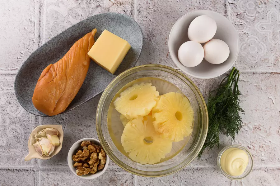 Ингредиенты для рецепта салат с копчёной курицей и ананасами