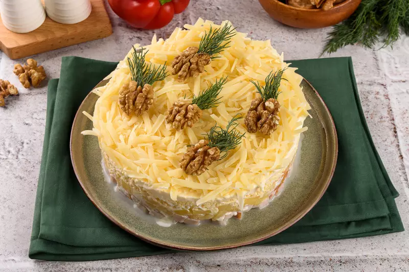 Салат с копчёной курицей и ананасами