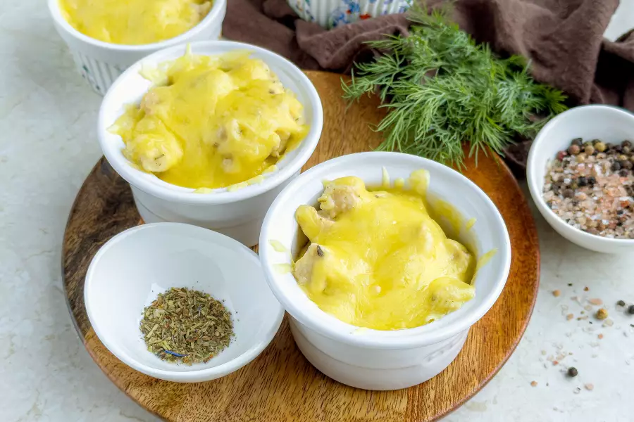 Жульен с курицей и сыром