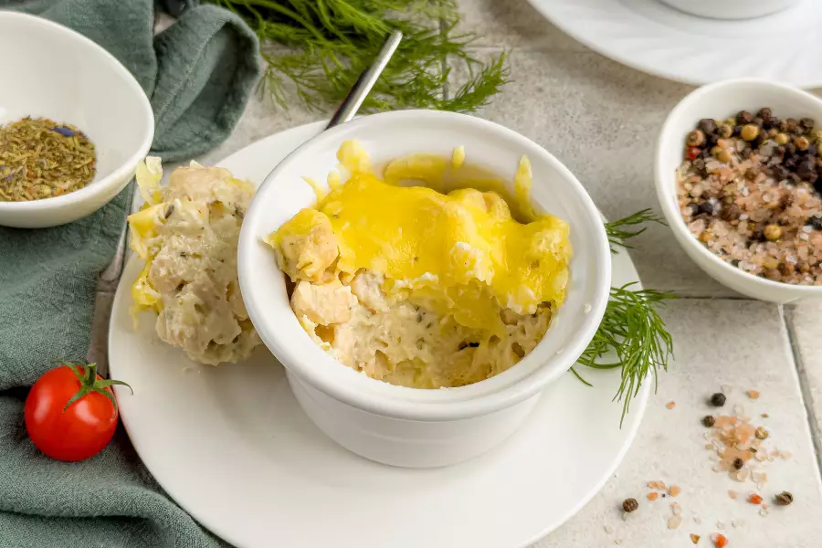 Готовое блюдо жульен с курицей и сыром