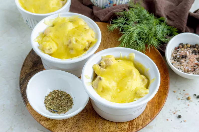 Жульен с курицей и сыром