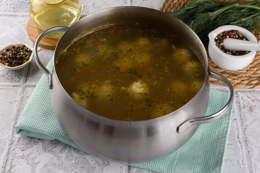 Готовое блюдо суп с фрикадельками и вермишелью