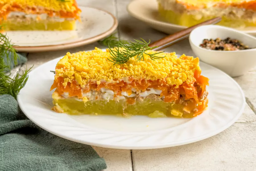 Готовое блюдо салат мимоза с тунцом