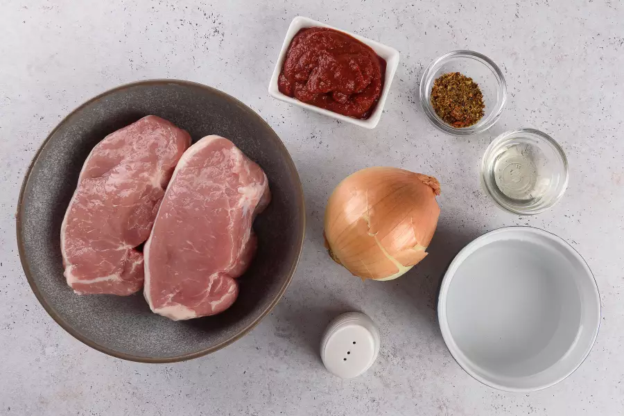 Ингредиенты для рецепта поджарка из свинины на сковороде