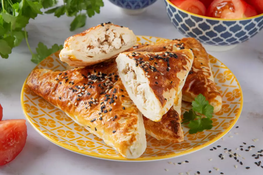 Готовое блюдо самса из слоёного теста с курицей