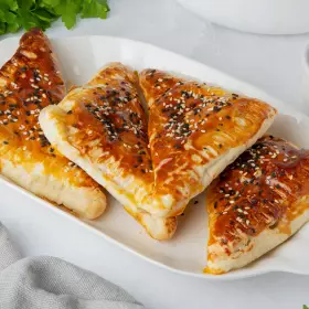 Самса из слоёного теста с курицей