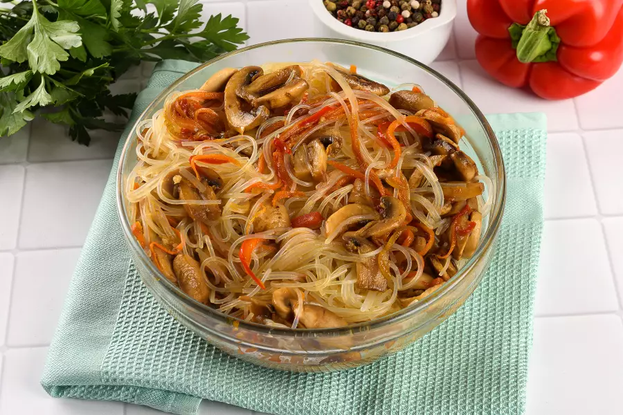 Готовое блюдо фунчоза с грибами