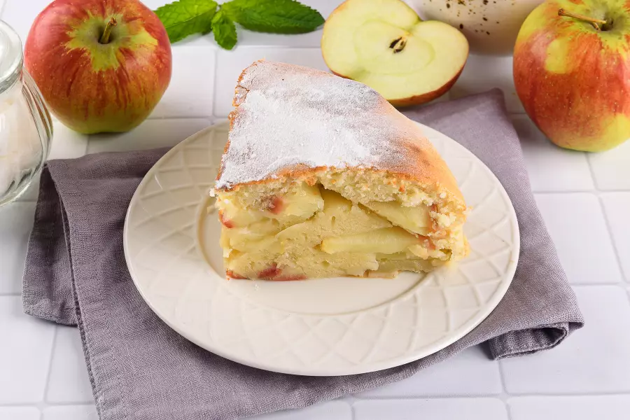 Готовое блюдо заливной пирог с яблоками