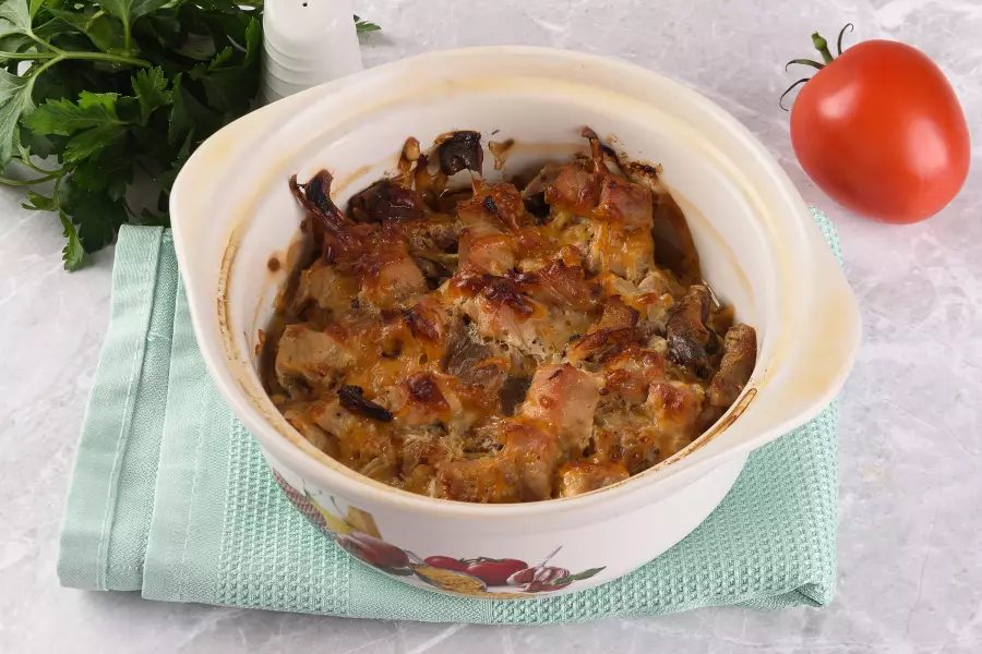 Готовое блюдо свинина с грибами и сыром