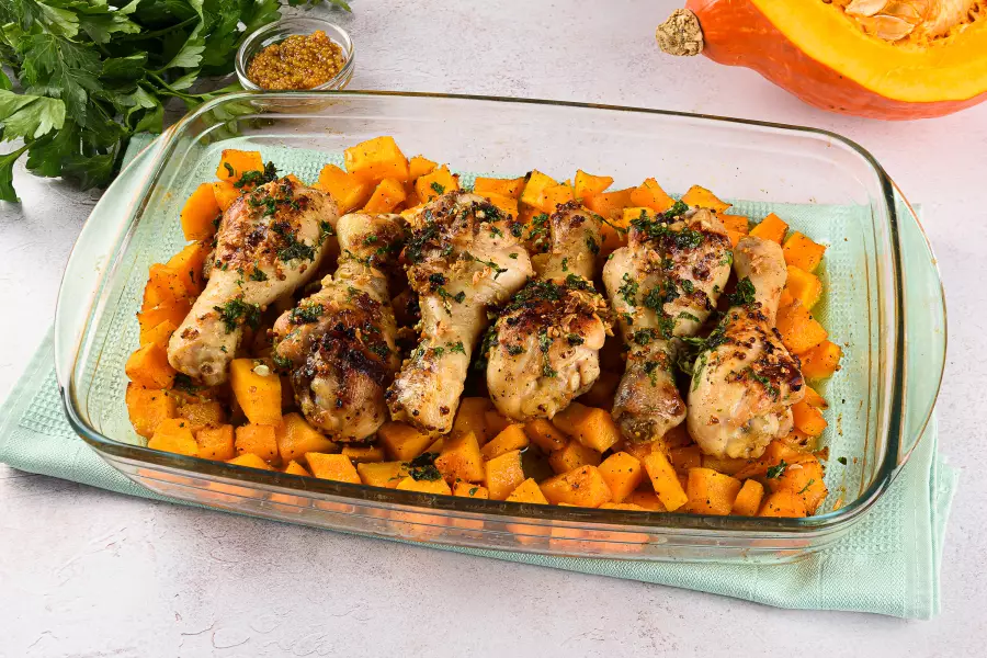 Готовое блюдо тыква с курицей в духовке
