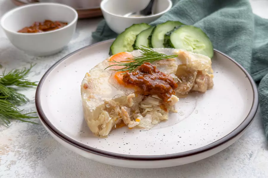 Готовое блюдо холодец из курицы с желатином