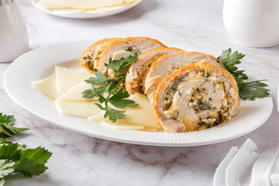 Готовое блюдо куриный рулет с сыром