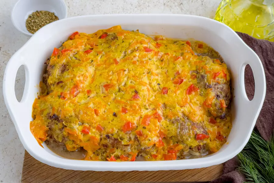 Готовое блюдо ленивые голубцы в сметанном соусе в духовке