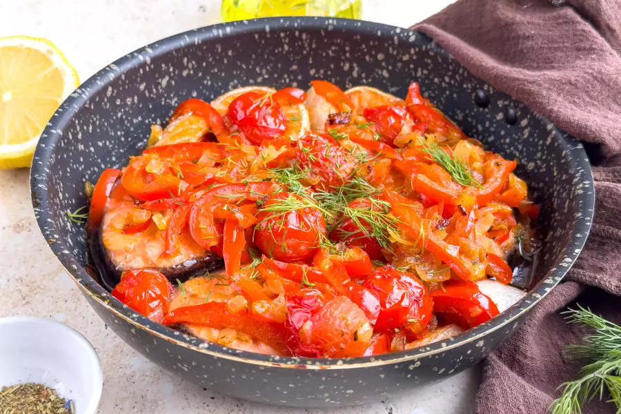 Готовое блюдо рыба с овощами на сковороде