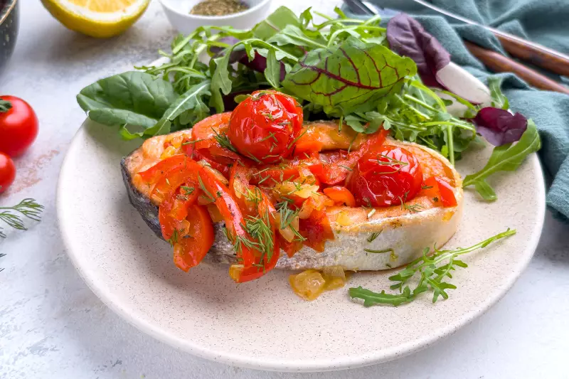 Рыба с овощами на сковороде